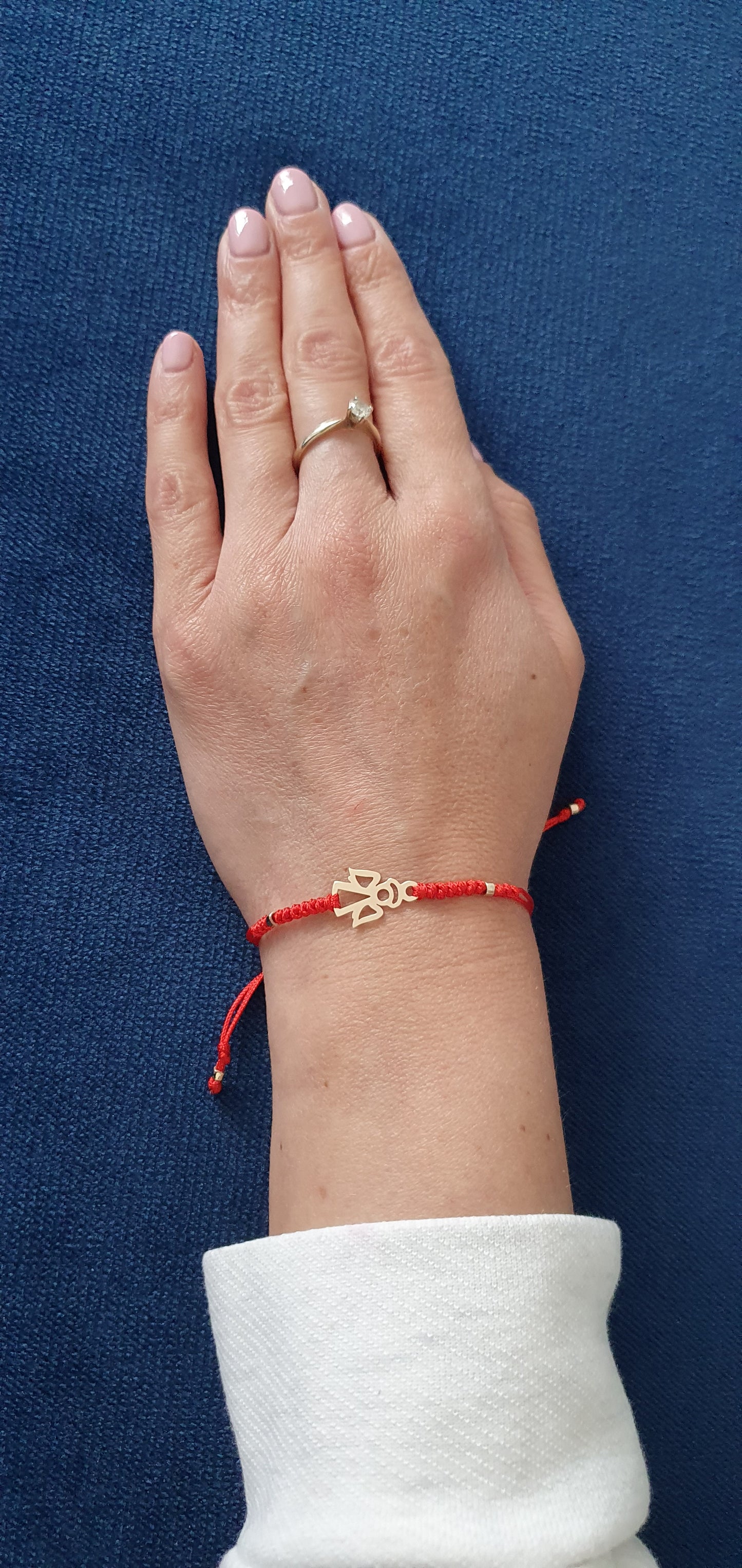 Raudono siulo apyrankė su auksiniu angeliuku