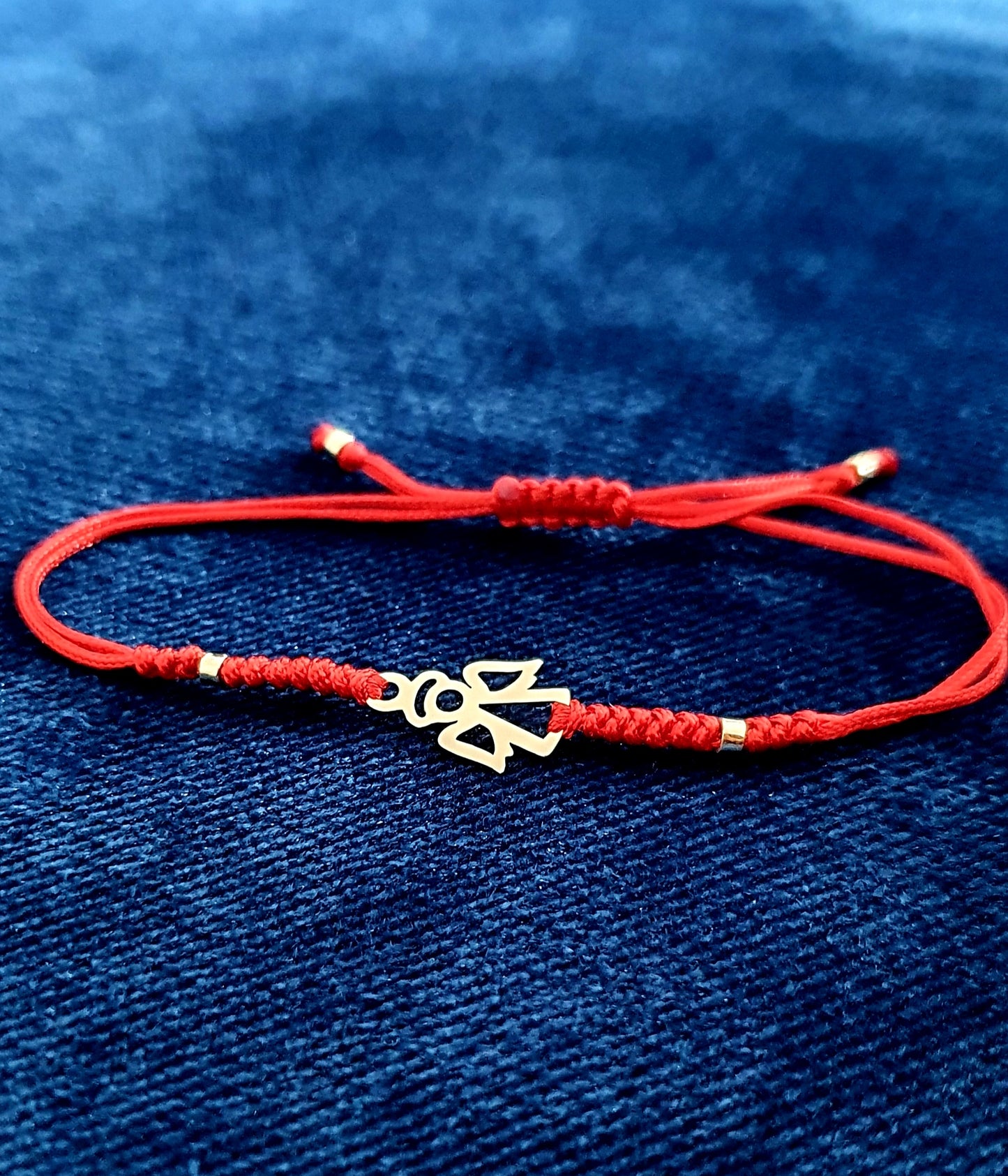 Raudono siulo apyrankė su auksiniu angeliuku