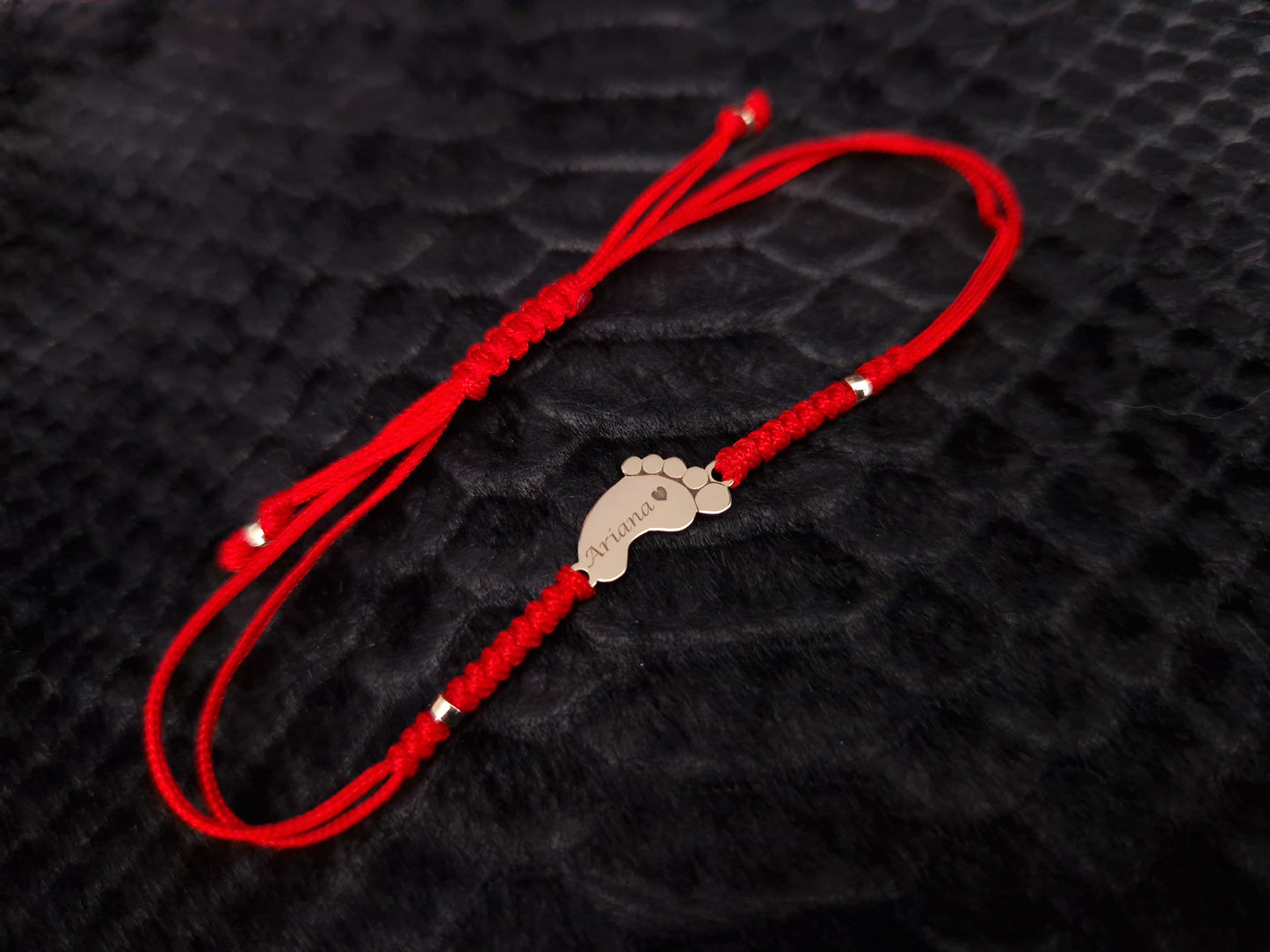 Raudono siulo apyrankė su auksine pedute