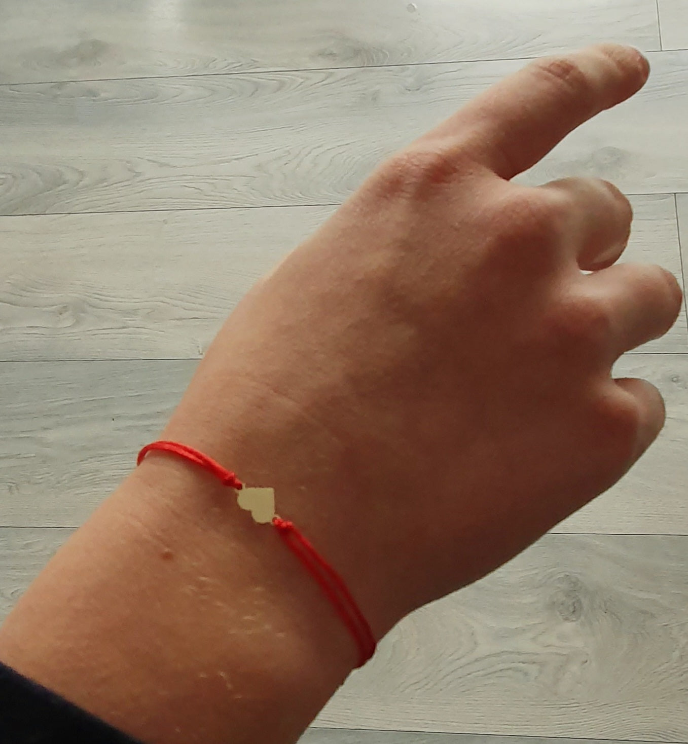 Raudono siūlo apyrankė su auksine širdele