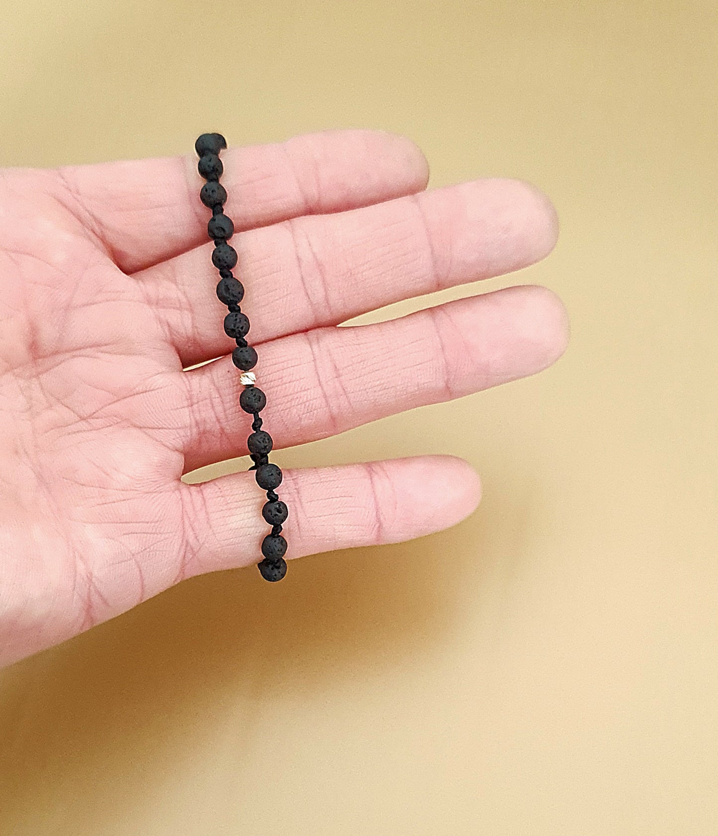 Apyrankės iš aukso karoliukų ir natūraliais lavos akmenukais