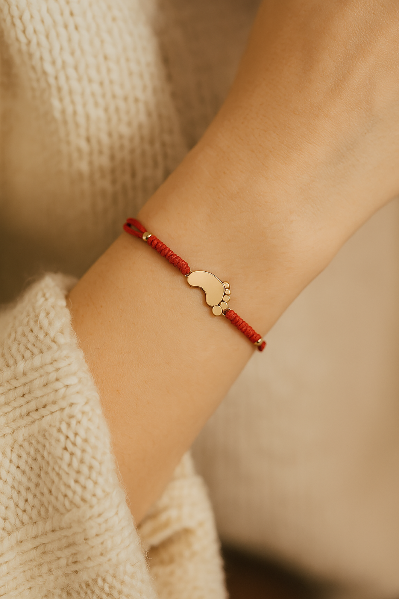 Raudono siulo apyrankė su auksine pedute