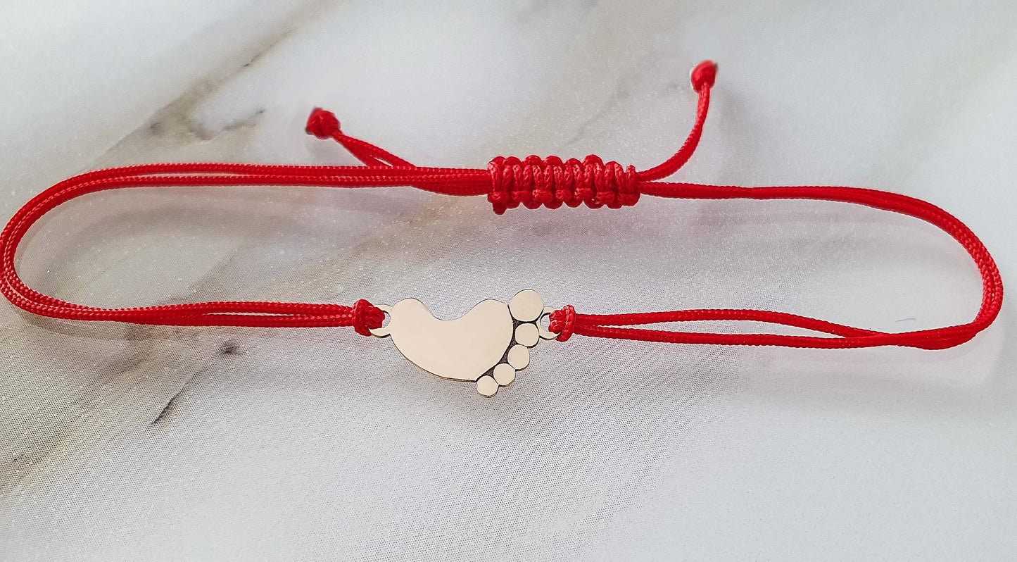 Raudono siūlo apyrankė su auksine pėdute