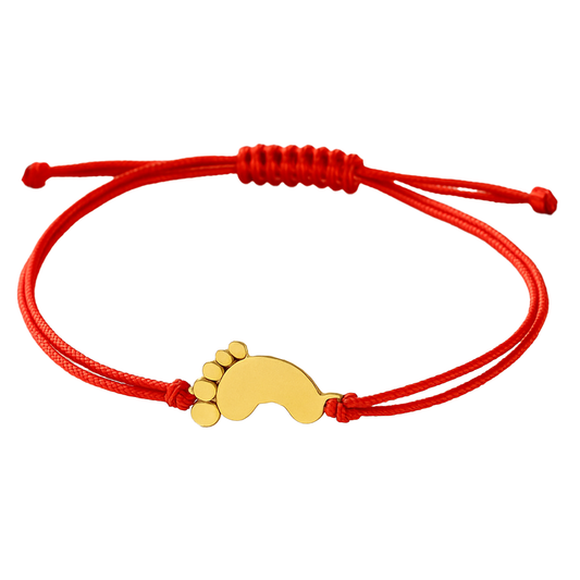 Raudono siūlo apyrankė su auksine pėdute