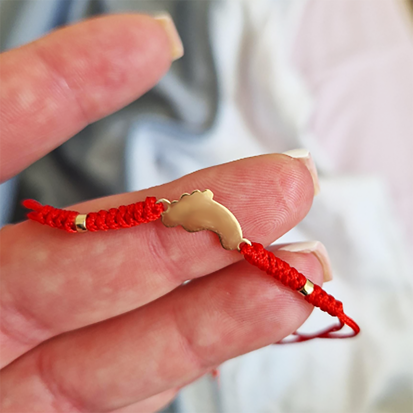 Raudono siulo apyrankė su auksine pedute