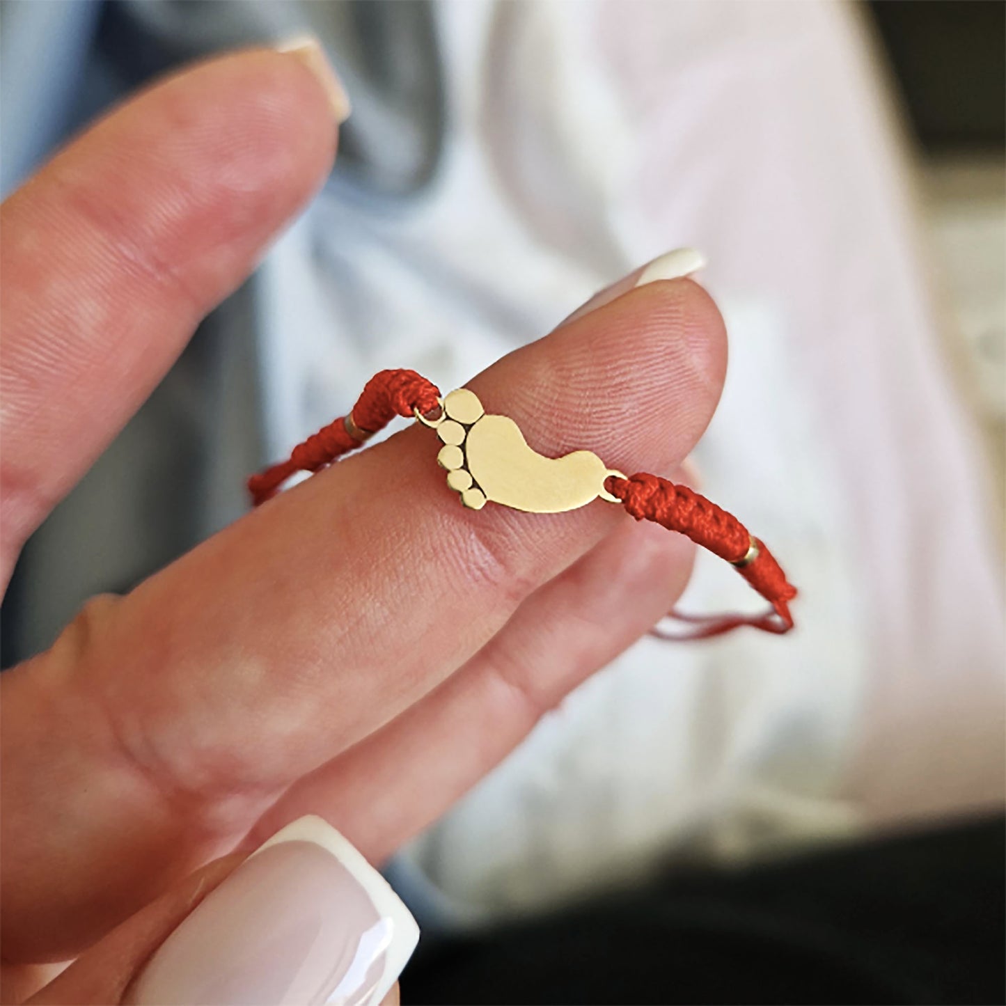 Raudono siulo apyrankė su auksine pedute